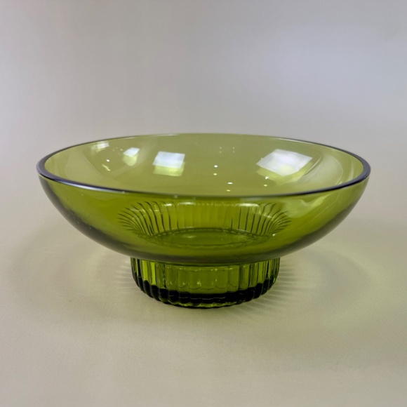 Vintage Mid-Century Bowl | Avocado Green Glass | Ribbed Base 6.75" - Picture 6 of 12